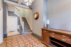 Pass the Keys Bright & Spacious 2 Bed Apt in Victorian Townhouse Image 2