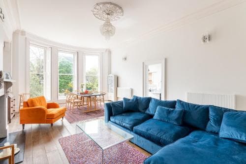 Pass the Keys Bright & Spacious 2 Bed Apt in Victorian Townhouse Image 3
