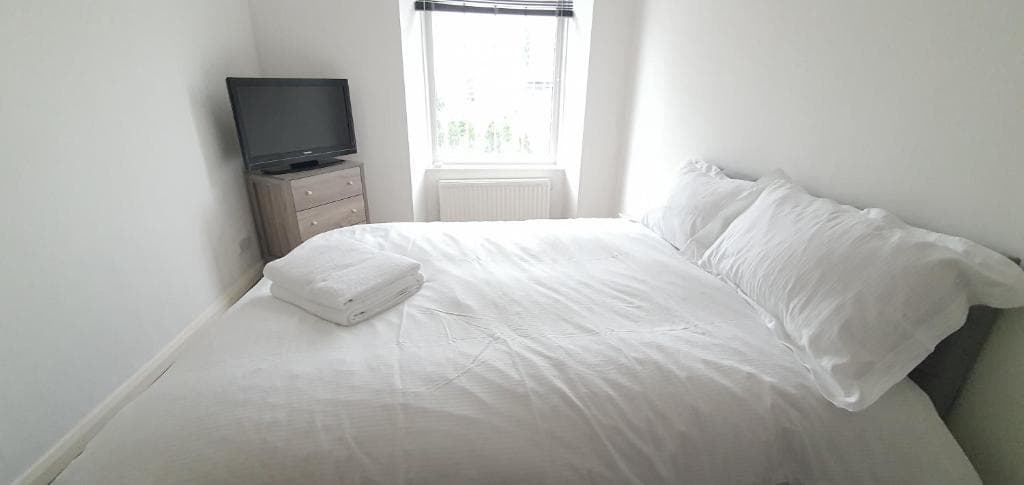 24hr SELF CHECK IN APARTMENT CENTRAL BARNSLEY Image 3