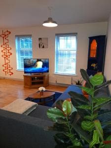 Ideal Apartment - Sleeps 6 - Parking Image 2
