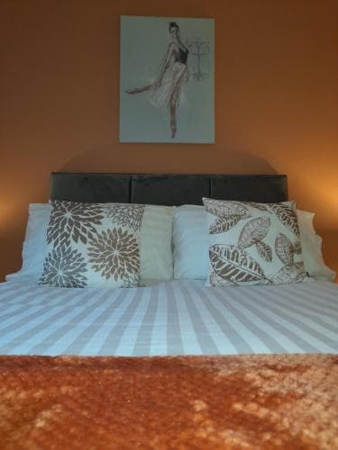 Ideal Apartment - Sleeps 6 - Parking Image 3