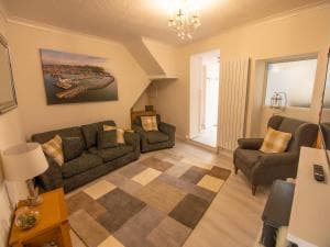 North Bay Holiday Apartment with Internet, Smart TV's and Patio Area Image 2