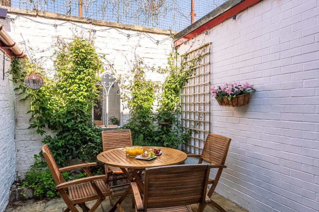 15 Brownlow Street Image 1