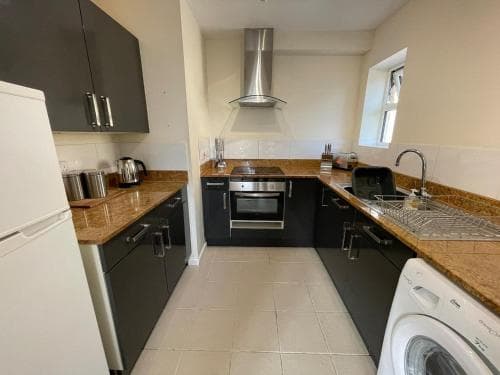 Modern 4BR Apartment in Great Location Image 3