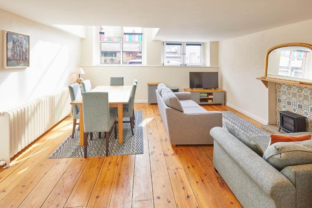 Host & Stay - Mary Lyth Image 1