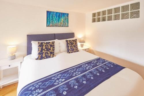 Host & Stay - Mary Lyth Image 2