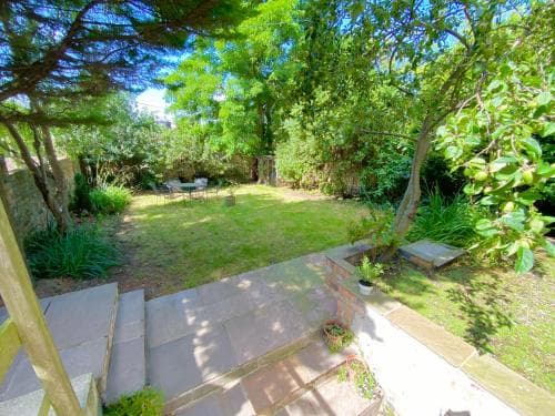 South cliff Apartment with Garden Image 3