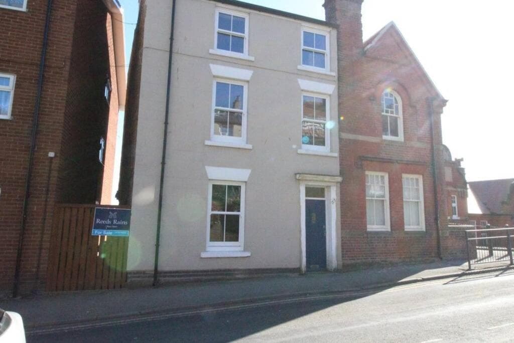 200 year old large townhouse with sea views Image 1