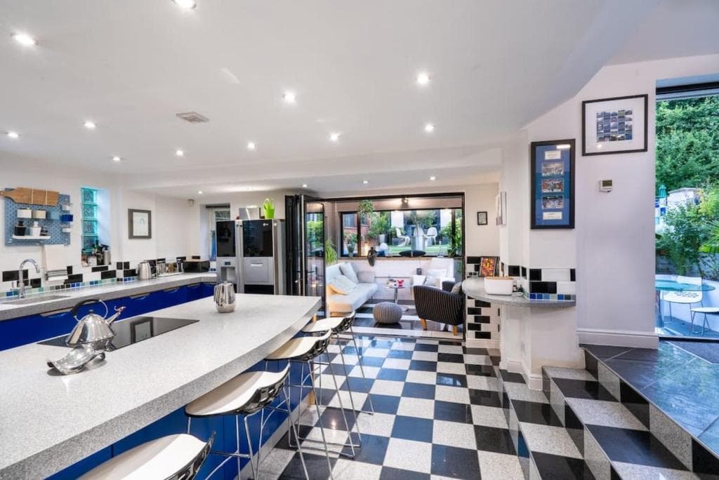 Grand & Unique 6BR Property in Great Location Image 1