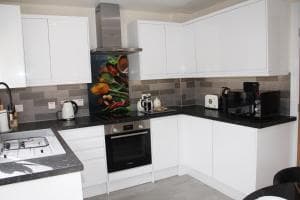 City Centre Town House with Riverside Views and Free Parking 1BAK Image 2