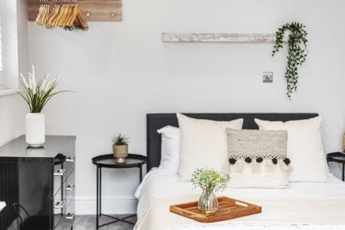 Cosy Studio Apartment with Balcony Image 3