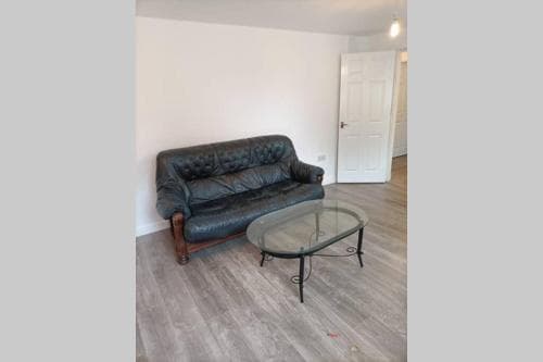 Spacious one bedroom family apartment -non smoker Image 2