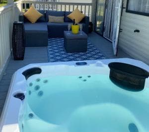 The Major Oak Lodge with Hot Tub Image 2