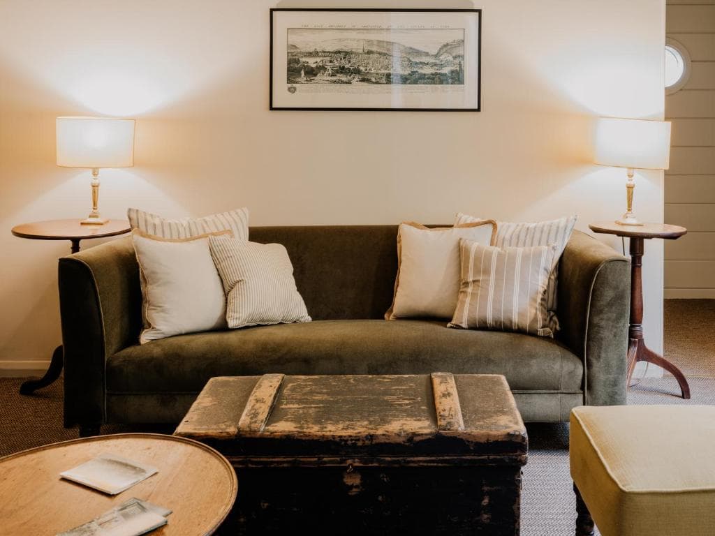 Beautiful Grade II Listed Gatehouse in Great Location Image 1