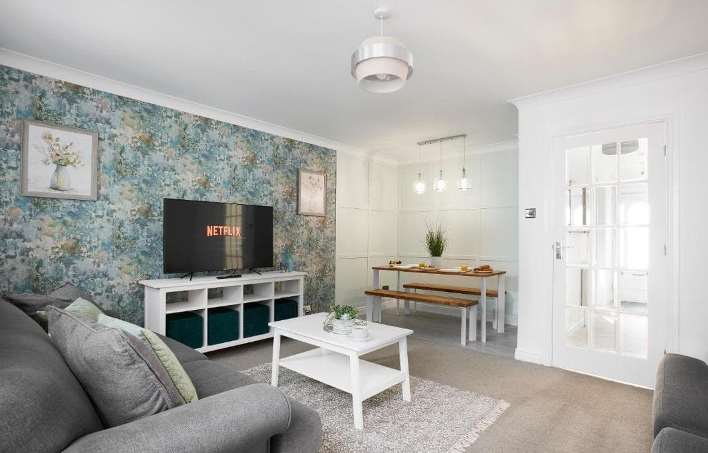 Links to M62 - 3 bedroom property Image 1