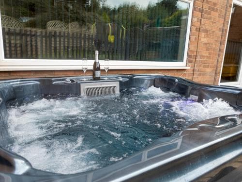 Pass the Keys Amazing 4 bedroom property- Hot tub & Sea Views Image 3