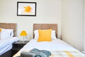 5 minutes from Leeds City Centre - Parking Image 2