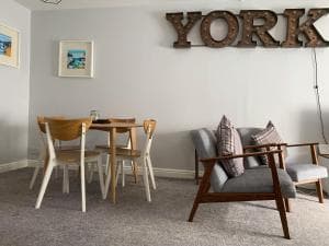 The Hampden - Free Parking - Central York Holiday House Home Image 2