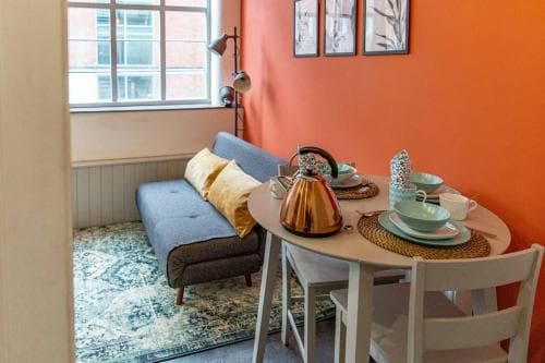 Lovely, Central, 1 Bed Apartment (Sleeps 4) with Free Parking Image 3