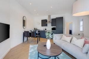 Ultra Luxe Scarborough 2 BR Apartments Near Beach, Centre & Peasholm Park Image 2