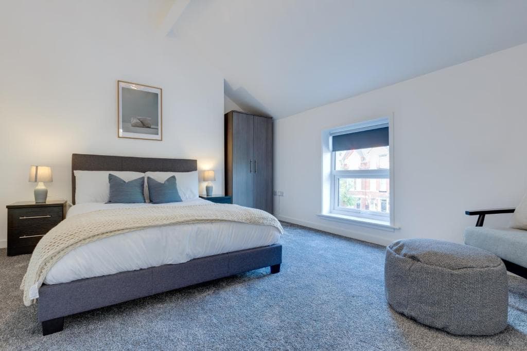 Ultra Luxe Scarborough 2 BR Apartments Near Beach, Centre & Peasholm Park Image 1