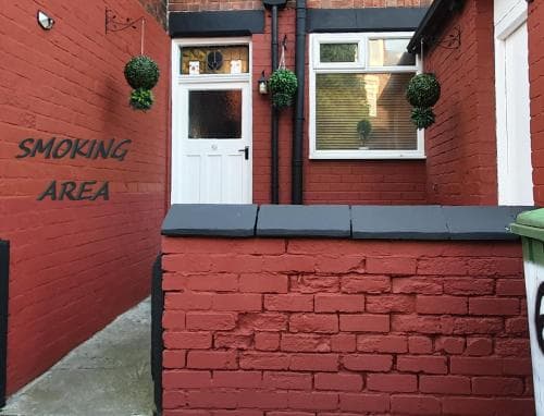 ** Lovely & Cosy well equipped 3 bedroom house perfect for Work/Leisure + free parking & WiFi ** Image 3