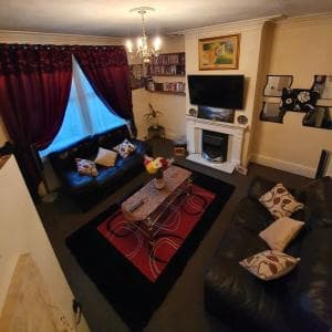** Lovely & Cosy well equipped 3 bedroom house perfect for Work/Leisure + free parking & WiFi ** Image 1