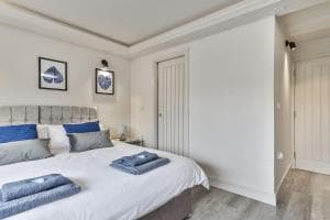 Large, Modern Apartment with En-suites, Wifi, Parking Image 2