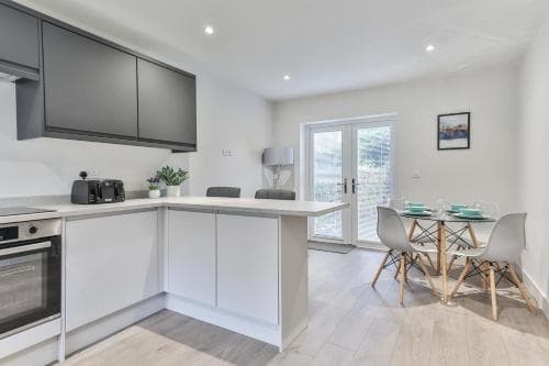 3 Bed Refurbished, Modern House, WiFi, Patio area Image 2