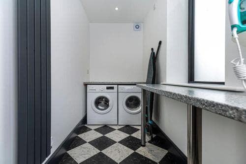 BOOTique House - Luxury Group Accommodation in Wakefield Image 2