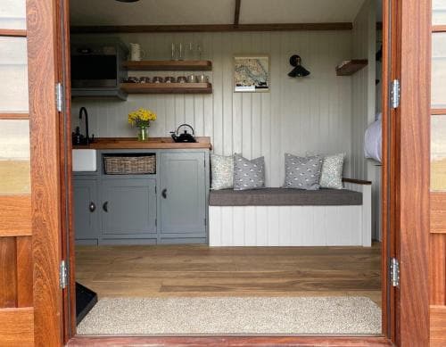 The Shepherds Retreat - Luxury Shepherds Hut Image 3