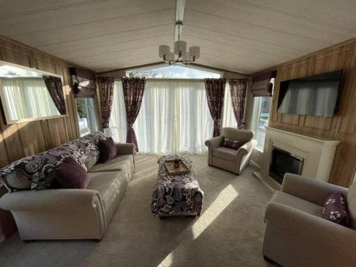 Woods Lodge with Hot Tub Image 3