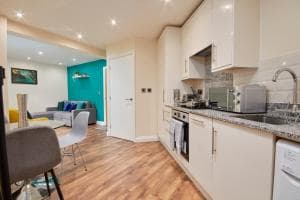 The Emerald Abode of Leeds - Sleeps 6 - Parking Image 1