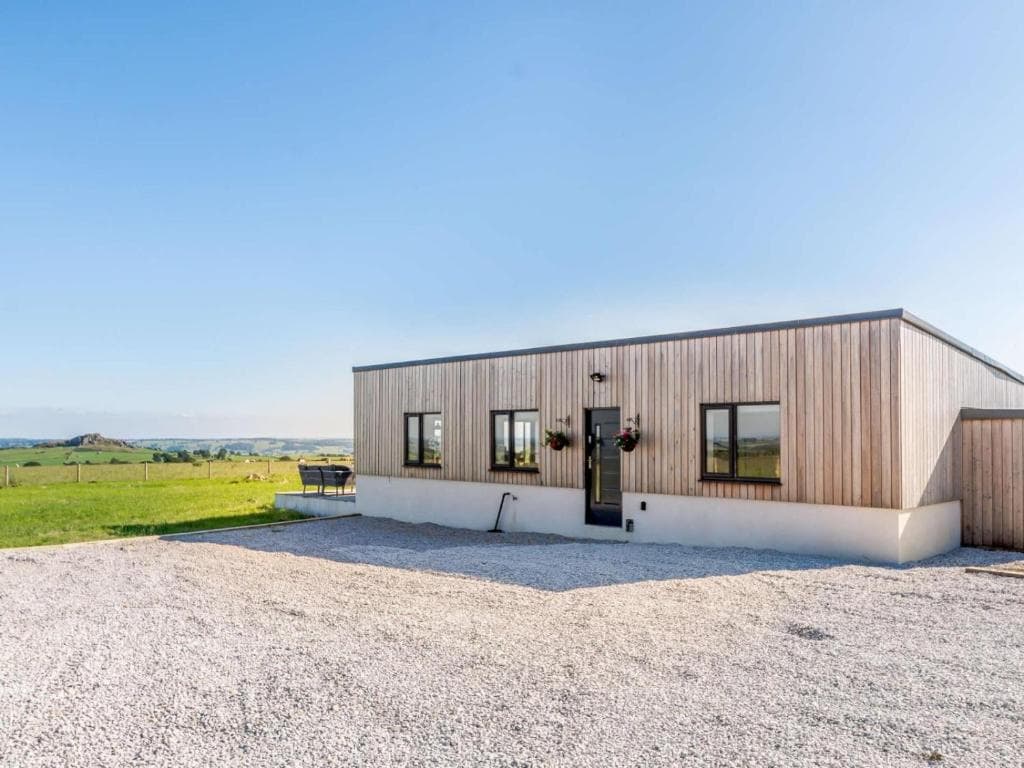 2-Bed Modern Bungalow - Outstanding Country Views Image 1