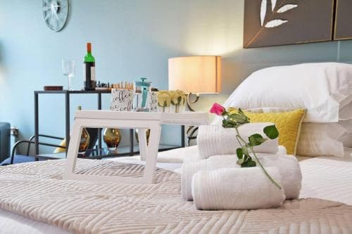 Modern City Centre Studio Apartment - West One Image 3