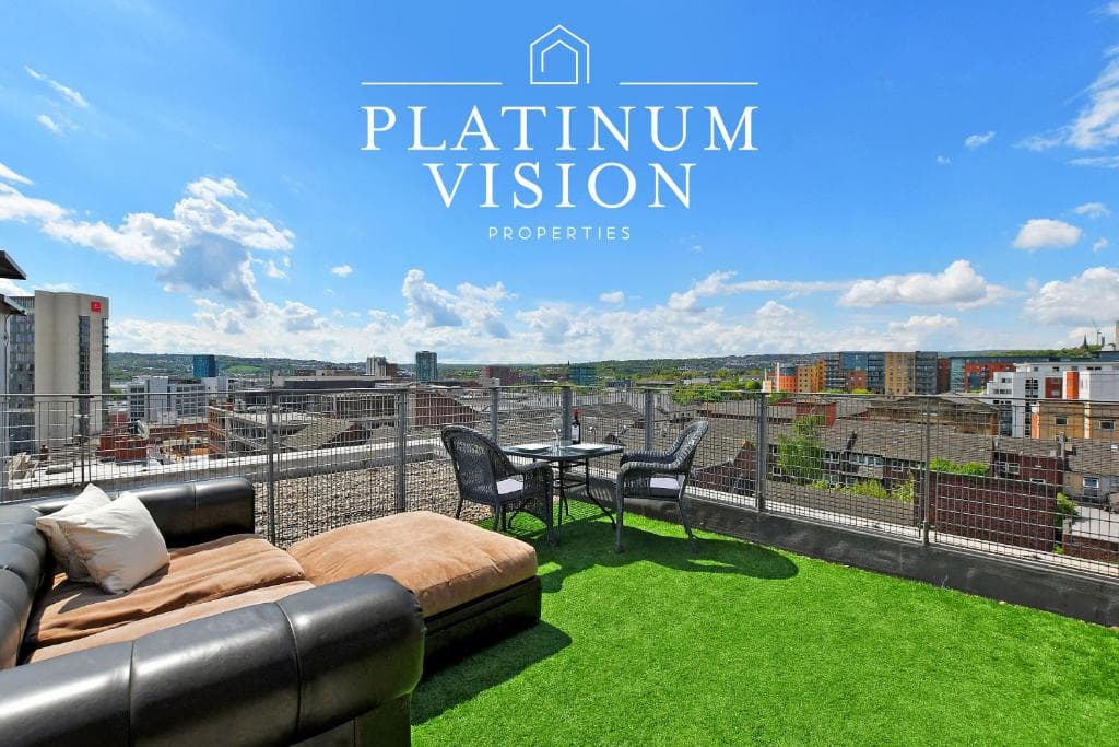 Sheffield Penthouse with Rooftop Terrace & FREE Parking Image 1