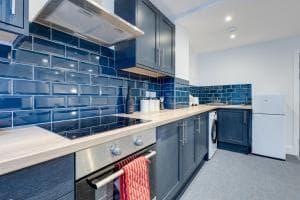 Centrally Located, Modern 2 Bedroom Apartment with Parking Image 1