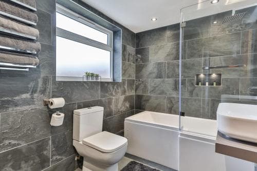 Luxury Spacious Pad with Games Room Image 3