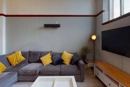 HU1 Boutique City Apartment- sleeps 6 Image 3
