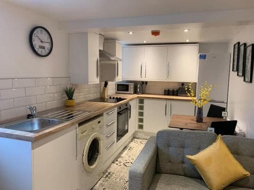 Newly Refurbished Studio Close to City Centre Image 1