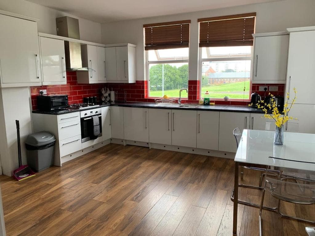 spacious apartment close to city centre with free secure parking Image 6