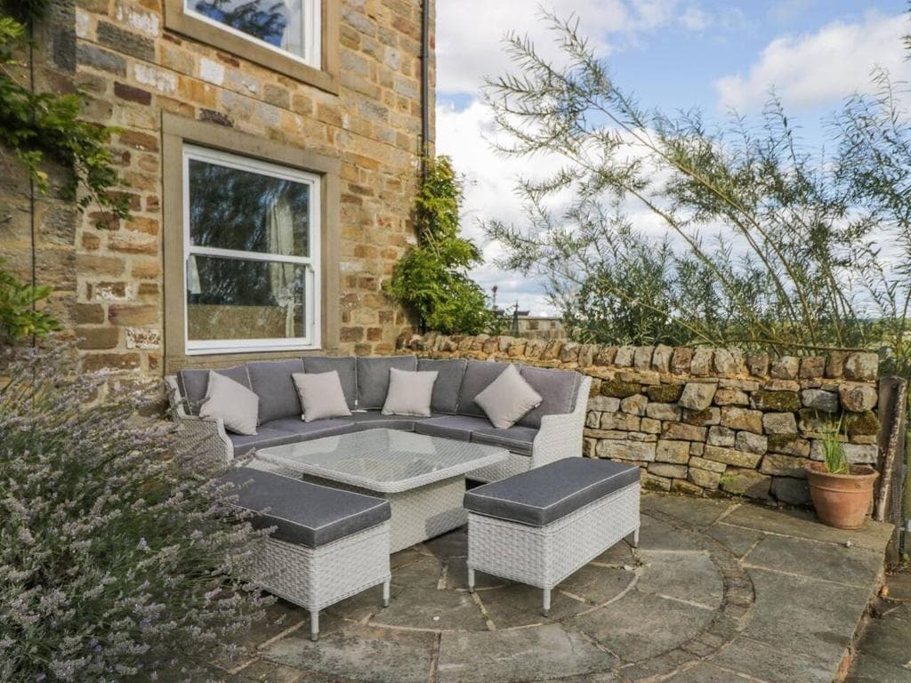 Meagill farmhouse hot tub bbq hut sauna Image 1