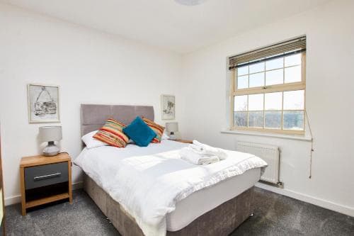 Stunning 2 Bed Apartment -Parking - Great Location Image 2