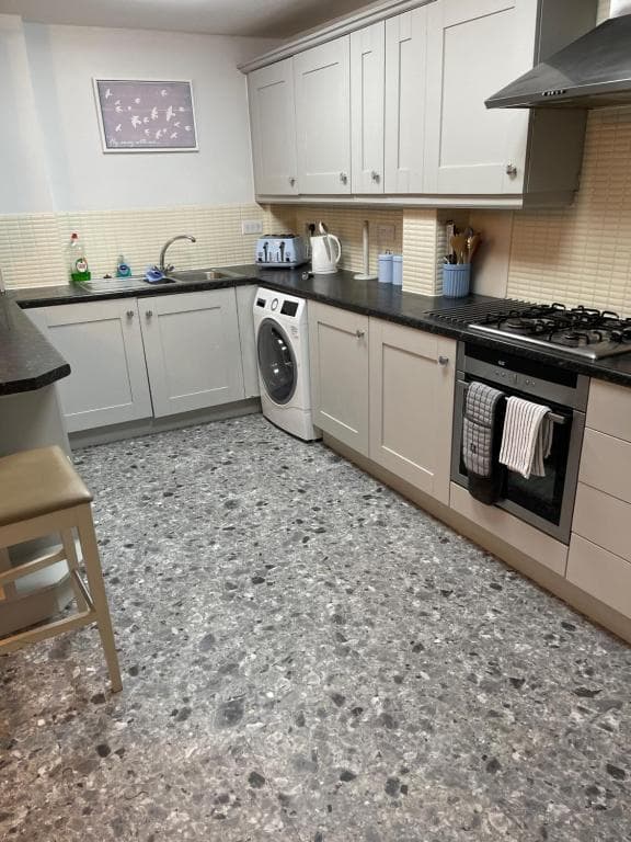 The Beeches 2 - Serviced Duplex Apartment Image 4