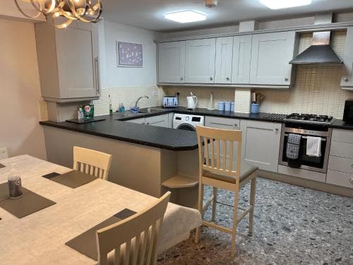 The Beeches 2 - Serviced Duplex Apartment Image 6