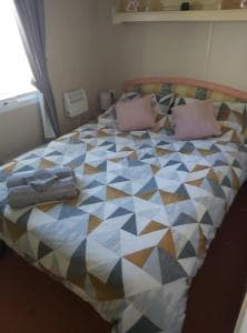 Row J26 - 3 Bedroom 6 berth caravan Image 2