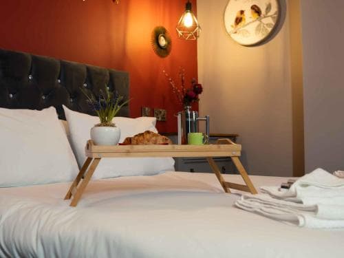 Pass the Keys Amazing, Newly renovated 5Bedroom House sleeps 10 Image 3