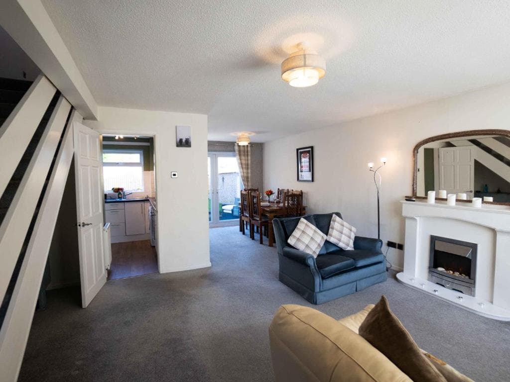 Pass the Keys newly renovated cosy 3 bedroom house free parking Image 1