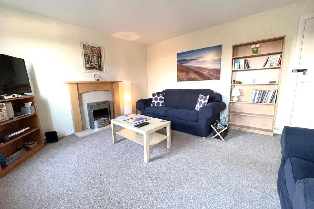 GuestReady - Close To Leeds City Spacious Sleeps 6 Bright Family Home Image 1