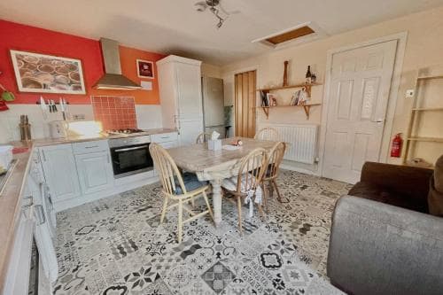 GuestReady - Close To Leeds City Spacious Sleeps 6 Bright Family Home Image 2